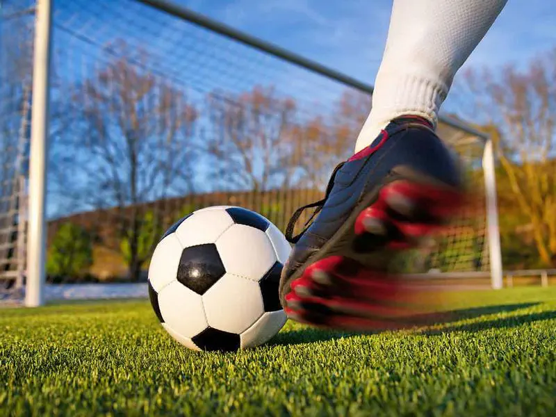 Niños pequeños jugando fútbol
