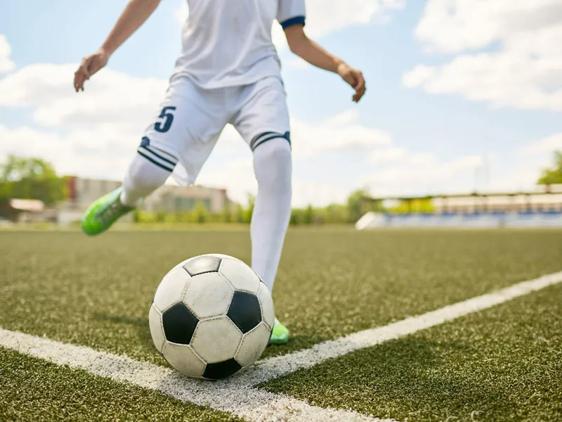 Niños jugando fútbol