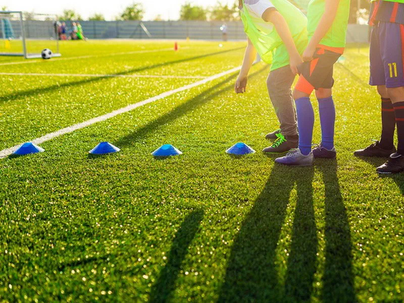 Adolescentes jugando fútbol