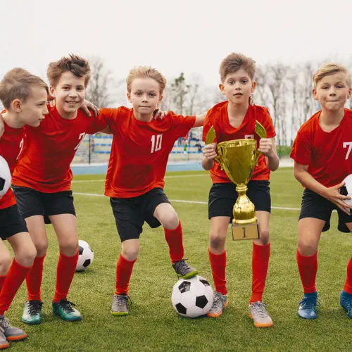 Niños celebrando en equipo